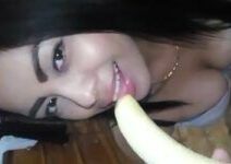 Amadora Esfregando Banana Na Buceta